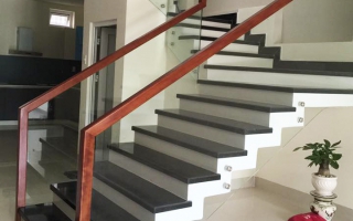 Cầu thang kính không trụ ziczac thi công lắp đặt tại Nam Định